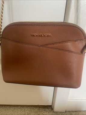 (Used) MICHAEL KORS OUTLET
Jet Set Travel Medium Dome Crossbody Bag